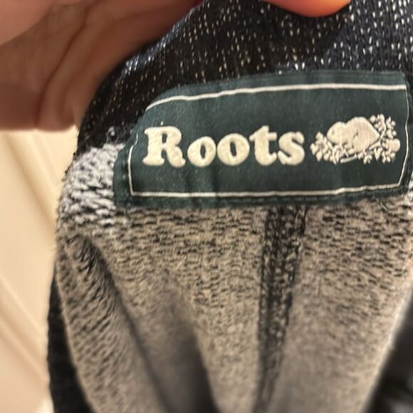 Roots black and white sweatpants. The drawstring on one side is nonexistent - Picture 7 of 9